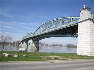 63 031 most v štúrove